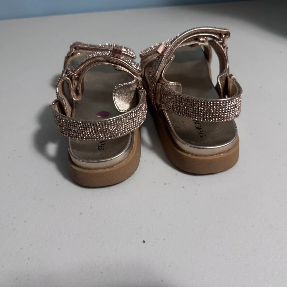 Steve Madden Girls 4 Mona Flat Sandal Rhinestone Embellishments Vacation Cute